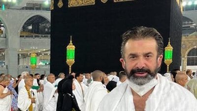 تزامنًا مع المولد النبوي الشريف.. كريم عبد العزيز يؤدي مناسك العمرة