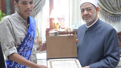 الطيب يكرم أوائل الثانوية الأزهرية.. ويلتقط الصور التذكارية معهم