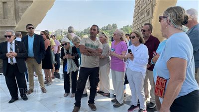 فوج سياحي أمريكي يزور النصب التذكاري لشهداء القوات المسلحة | فيديو وصور