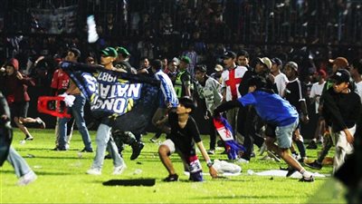 الشرطة الإندونيسية توجه اتهامات إلى 6 أشخاص في كارثة الاستاد