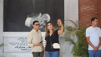 زهور وسيلفي وقراءة القرآن.. مظاهر احتفال المواطنين بذكرى نصر أكتوبر أمام قبر مبارك | فيديو وصور
