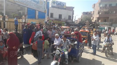بعد تغيبها 45 عامًا.. الأهالي يستقبلون الحاجة رضا بالزفة والزغاريد أمام محطة الفشن |فيديو 