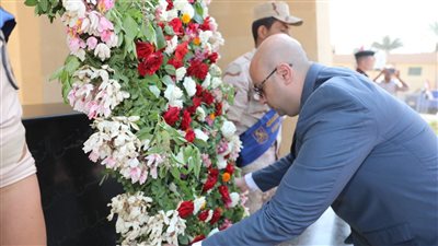 احتفالا بذكرى أكتوبر.. محافظ بني سويف يضع إكليل الزهور على النصب التذكاري لقبر الجندي المجهول