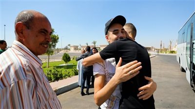 بالأحضان والدموع.. الأهالي يستقبلون أبناءهم المفرج عنهم في العفو الرئاسي |صور 