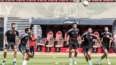لاعبو الأهلي يتحركون لأداء المران الأول للفريق بتونس|فيديو