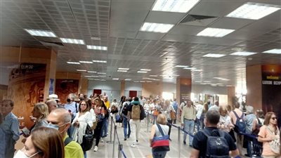 مطار الأقصر يستقبل أولى رحلات طيران البحر الأحمر من إسبانيا