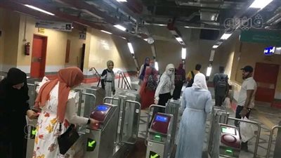 14 صورة ترصد فرحة المصريين وتوافد الركاب على محطات المترو الجديدة 