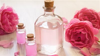 فوائد ماء الورد للبشرة.. يعالج الحروق ولدغات الحشرات