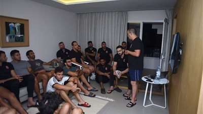 محاضرة فنية لـ«رجال يد الأهلي» قبل مواجهة نصف النهائي 