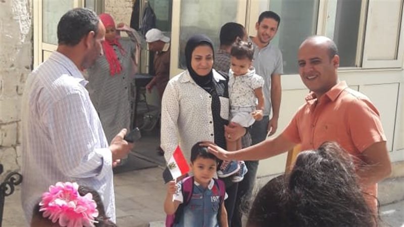 توزيع الأعلام المصرية