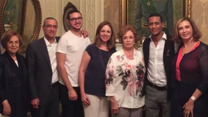 محمد رمضان مع عائلة