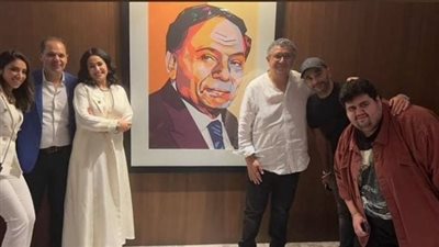 صورة للذكرى.. صناع فيلم فضل ونعمة مع الزعيم عادل إمام 