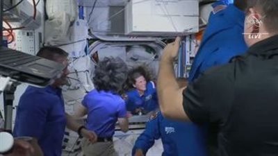 لحظات تاريخية.. أول قيادة نسائية تصل إلى محطة الفضاء الدولية | فيديو