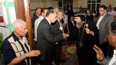 محافظ أسيوط يتلقى العزاء في وفاة والدته | صور 