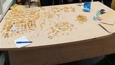 ضبط كيلو ونصف ذهب حول جسد راكبة أجنبية بمطار القاهرة 