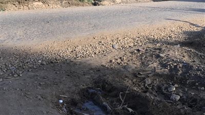 معاناة أهالي ابشان بكفر الشيخ من سوء حالة الطريق الرئيسي للقرية | صور