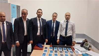 ضبط 20 هاتفا محمولا بحوزة راكبة أفريقية بمطار القاهرة 