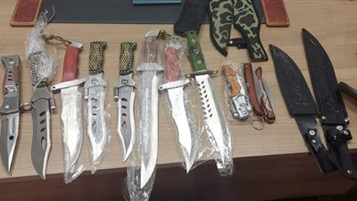 ضبط راكبين بحوزتهما 11 سلاحا أبيض ومخدرات في مطار القاهرة | صور