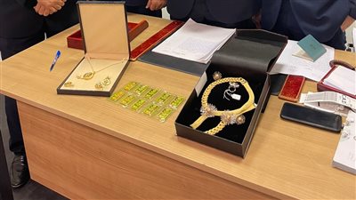 ضبط كيلو ذهب بحوزة راكب قادم من السعودية في مطار القاهرة 