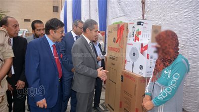 احتفالا بالعيد القومى.. محافظ الغربية يسلم جهاز عرائس لـ15 فتاة| صور 