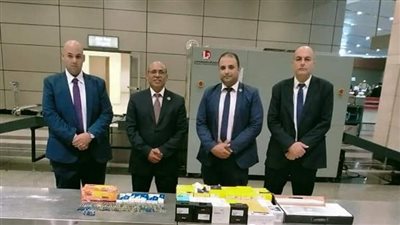 جمارك مطار القاهرة تحبط محاولة تهريب هواتف محمولة وساعات ذكية 