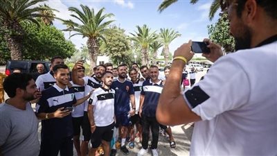 الجماهير التونسية تلتقط الصور التذكارية مع معلول والشناوي 