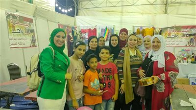 رئيس لجنة سيدات الأعمال بالغرفة التجارية في جولة تفقدية بمعرض أهلا مدارس