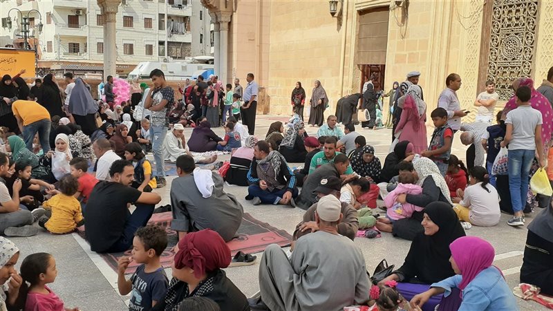 توافد الأهالي 