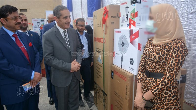  لحظة تسليم محافظ