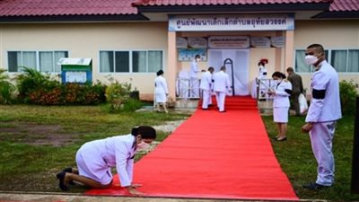 ظهور نادر لملك تايلاند وسط رعاياه لمواساة ضحايا المجزرة | صور