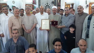 عقب تكريمه من الرئيس.. أهالي بني سويف يحتفون بإمام مسجد عمر بن عبد العزيز