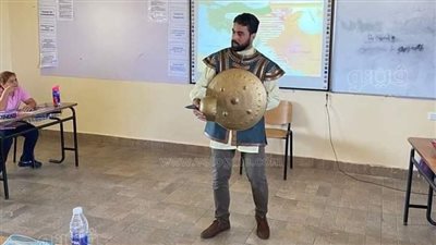 لجذب انتباه الطلاب.. مدرس دراسات اجتماعية بزي 