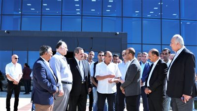 وزير الطيران يوجه بالتوسع في استخدام الطاقة الشمسية بمطار سفنكس الدولي