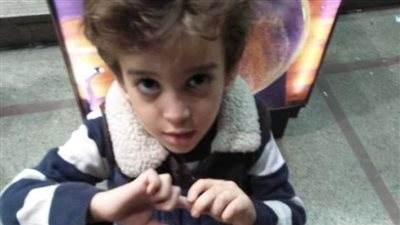 مصاب بالتوحد ويحل ألغازا معقدة.. الطفل نوح يستغيث بالمسئولين للالتحاق بالمدرسة 