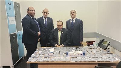 ضبط راكب عربي حاول تهريب شرائط وأدوية إجهاض حول جسده بمطار القاهرة