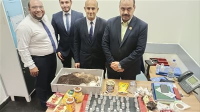 ضبط راكب حاول تهريب أدوية داخل عبوات غذائية وعلي جسده بمطار القاهرة