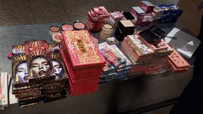 إحباط محاولة تهريب مستحضرات تجميل داخل لانش بوكس بمطار القاهرة