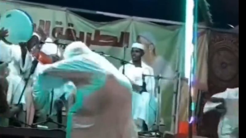 سوداني ينهال ضربا