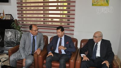 رئيس جامعة حلوان يستقبل وزير الرياضة بكلية التربية الرياضية بنين