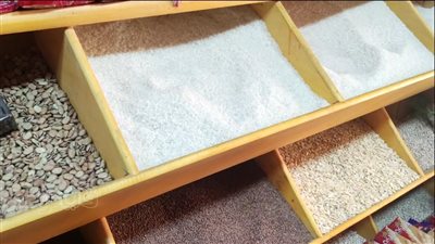 ضبط مواد منتهية الصلاحية في محلات عطارة بالإسكندرية 