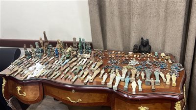 النيابة تأمر بحبس متهم لاتجاره في 295 قطعة مشتبها في أثريتها بميت غمر