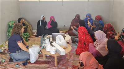 تنظيم برامج متخصصة لتدريب المرأة على أحدث أساليب تصميم المنتجات اليدوية بمحمية وادي الجمال