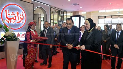 مدبولي يتفقد جناح منتجات أصحاب المشروعات من قرى ومراكز مبادرة 