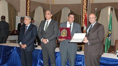 محافظ بني سويف يشارك في تكريم أصحاب المشروعات الخضراء الذكية