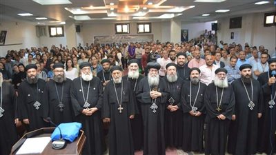 الأنبا مكاريوس يترأس حفل خريجي إكليريكية ومعاهد المنيا ويرسم شمامسة