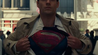 تفاصيل ضغط ذا روك لعودة هنري كافيل لتجسيد شخصية Superman 