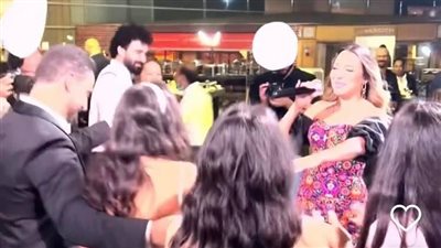 شاهد.. ساندي تفاجئ عروسين في حفل زفافهما بأحد الفنادق 