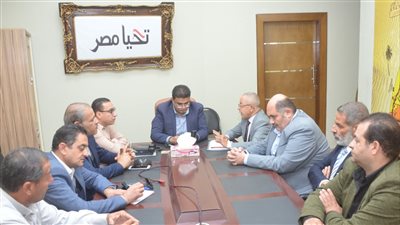 نائب محافظ بني سويف يناقش مستجدات مشروع مجمع صناعي حرفي بقرية هليه 