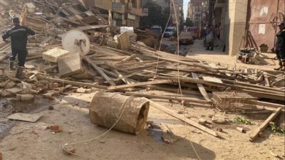 مصابو عقار ملوى المنهار: تصدعات بالطابق الثاني منذ عام ونصف دون إصلاحها