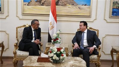  خالد عبد الغفار يستقبل المدير العام لمنظمة الصحة العالمية بمطار القاهرة